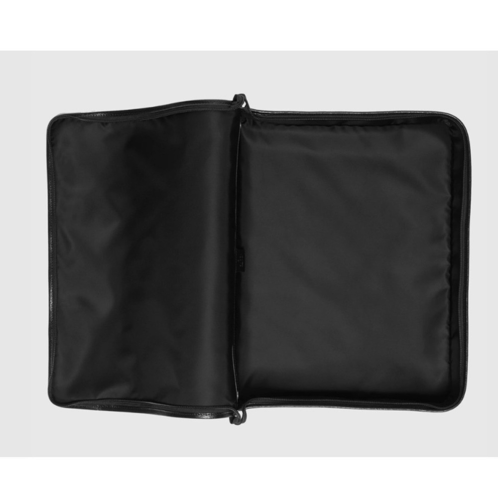 COPY - Large Gucci packing cube.Off the grid line.approx 14” x 18”. Never used,… - Picture 8 of 8
